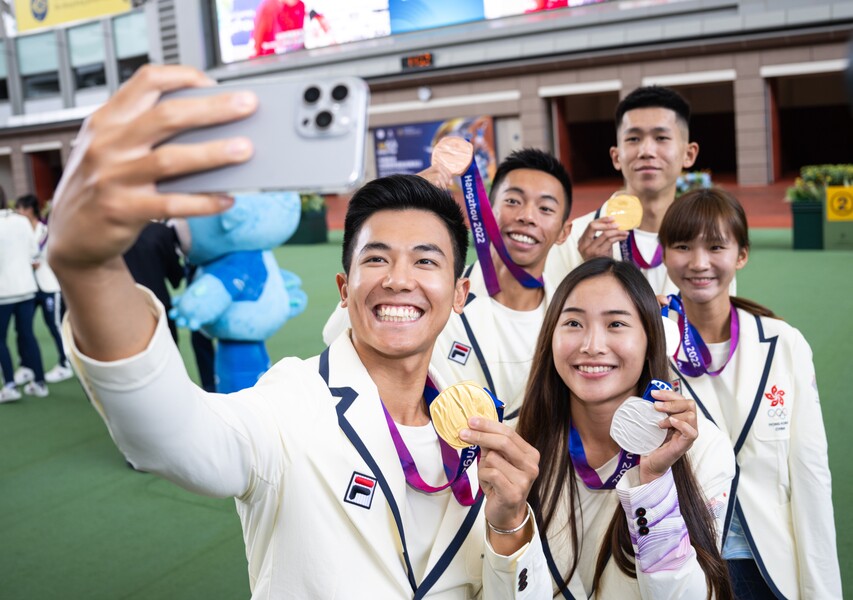一众杭州第19届亚运会奖牌得主出席中国香港亚运奖牌运动员赛马日庆祝获奖。